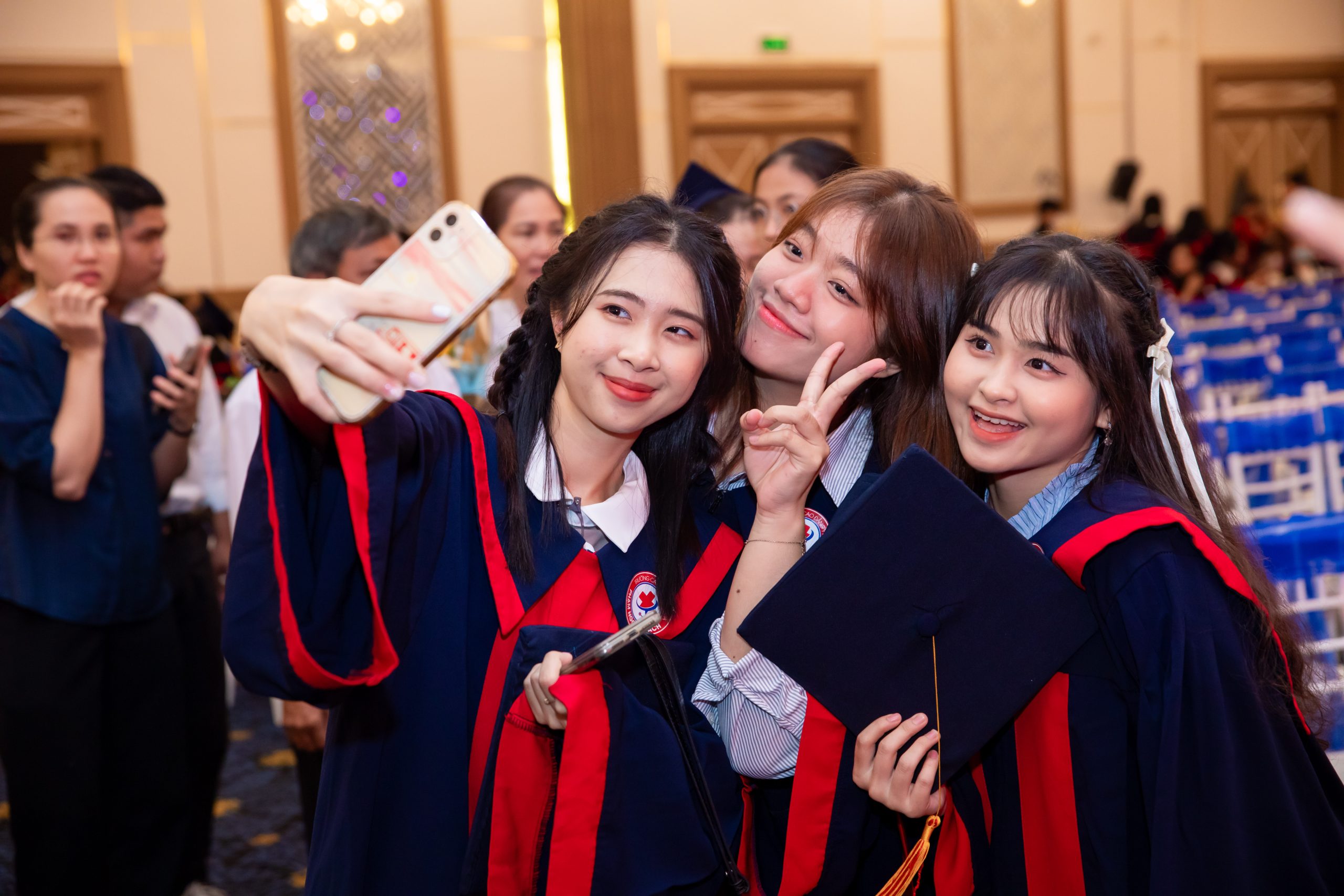 Các bạn selfie trong buổi lễ trao bằng Link Trang Chủ Nhà Cái VX88.COM Tải App +100K K13 Các bạn selfie trong buổi lễ trao bằng Link Trang Chủ Nhà Cái VX88.COM Tải App +100K K13