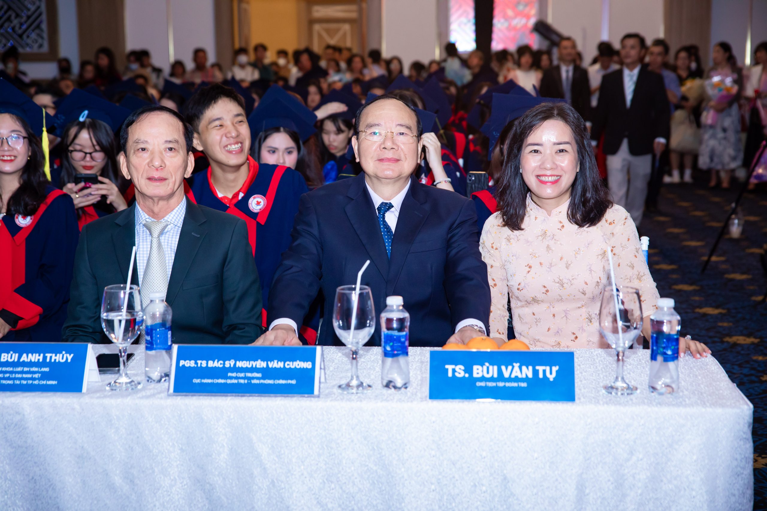 Đại biểu tham dự buổi Lễ trao bằng của Trường tổ chức Đại biểu tham dự buổi Lễ trao bằng của Trường tổ chức