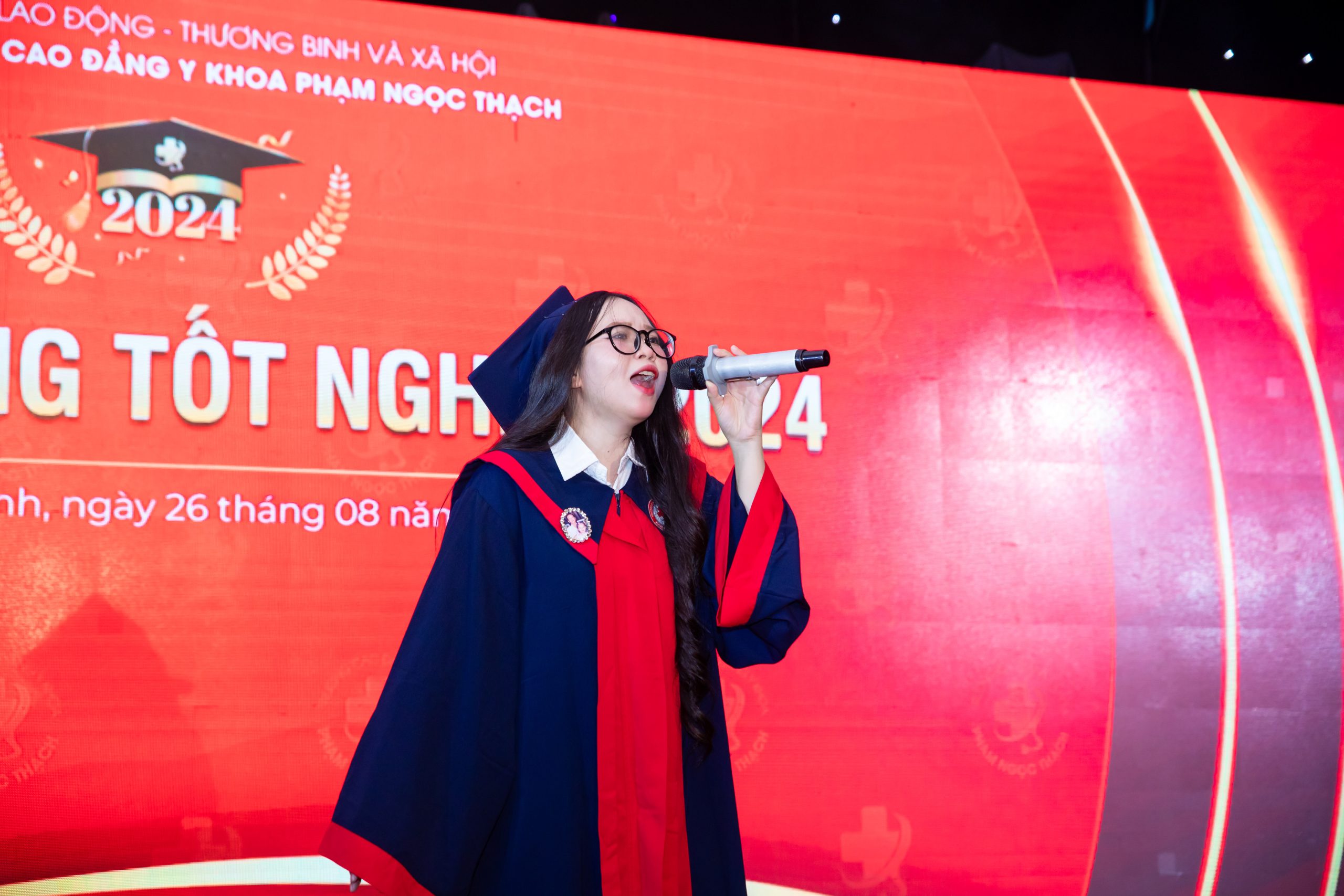 Bạn Linh Phương đơn ca ca khúc "Việt Nam trong tôi là" Bạn Linh Phương đơn ca ca khúc "Việt Nam trong tôi là"