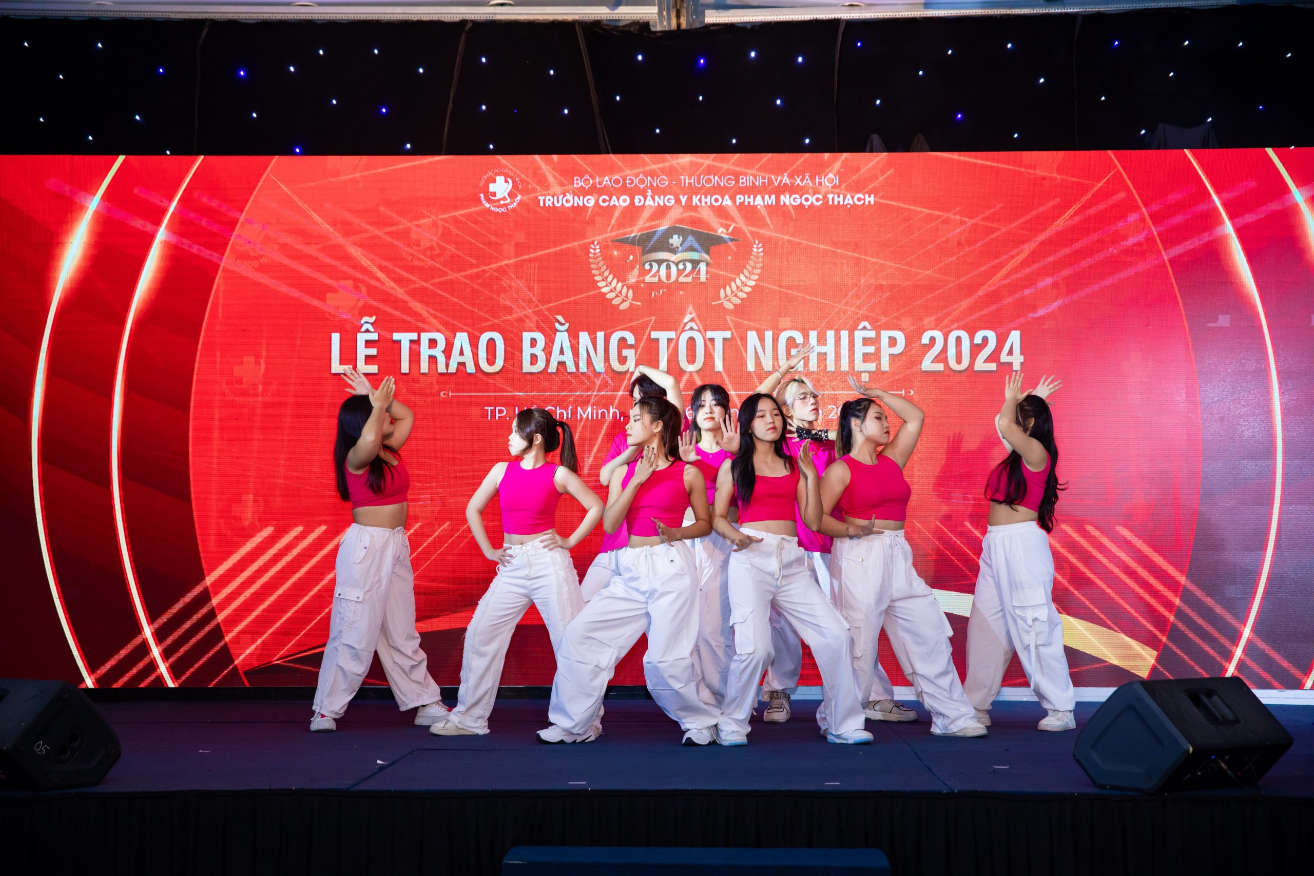 Tiết mục nhảy khuấy động không khí của nhóm GNP Crew Tiết mục nhảy khuấy động không khí của nhóm GNP Crew