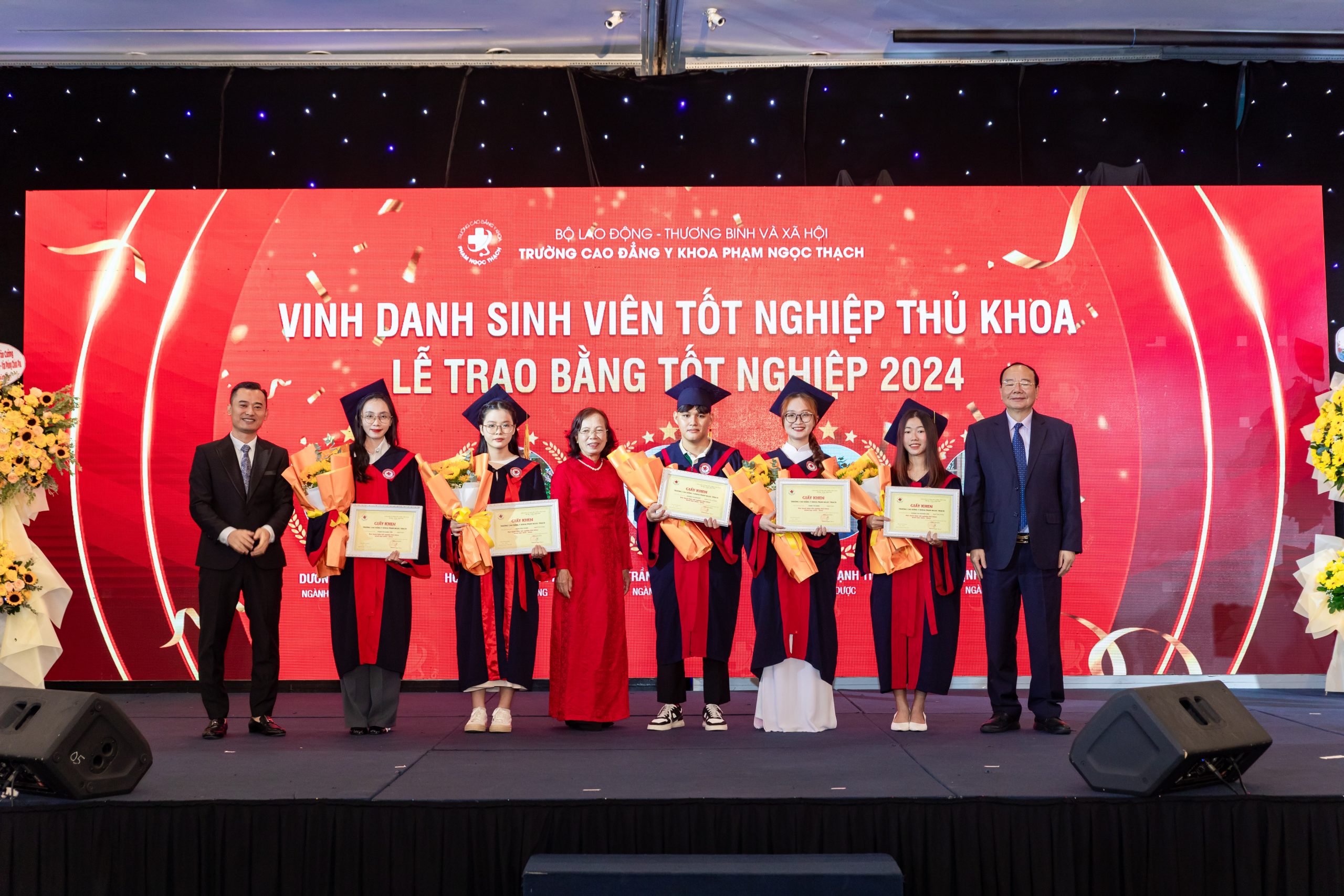 Nhà trường vinh danh, trao bằng khen và quà tặng cho các Thủ khoa Nhà trường vinh danh, trao bằng khen và quà tặng cho các Thủ khoa