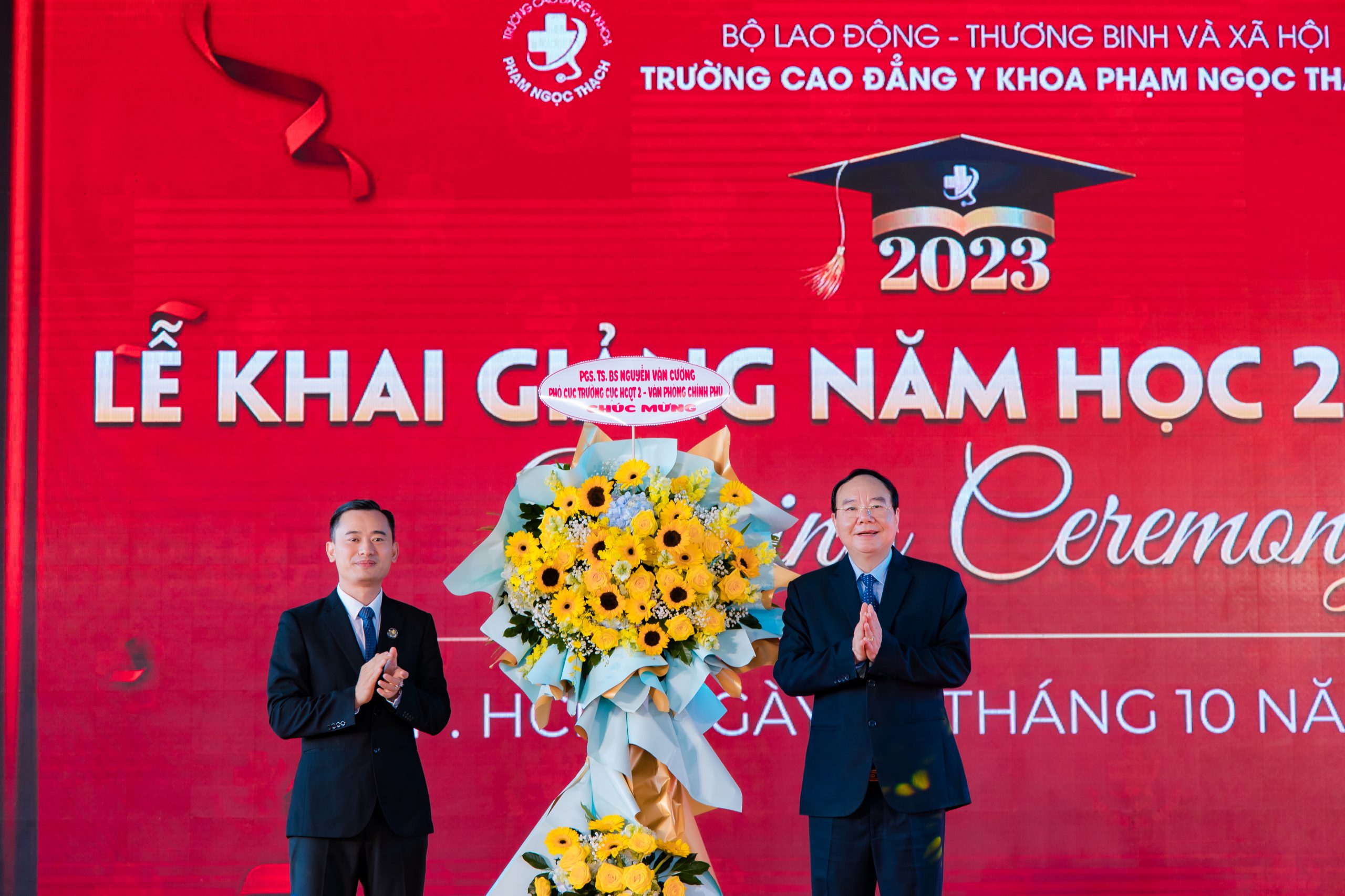PGS. TS Link Trang Chủ Nhà Cái VX88.COM Tải App +100K Nguyễn Văn Cường tặng hoa chúc mừng tới ban lãnh đạo VX88 Esball - Top nhà cái uy tín Việt Nam 2025