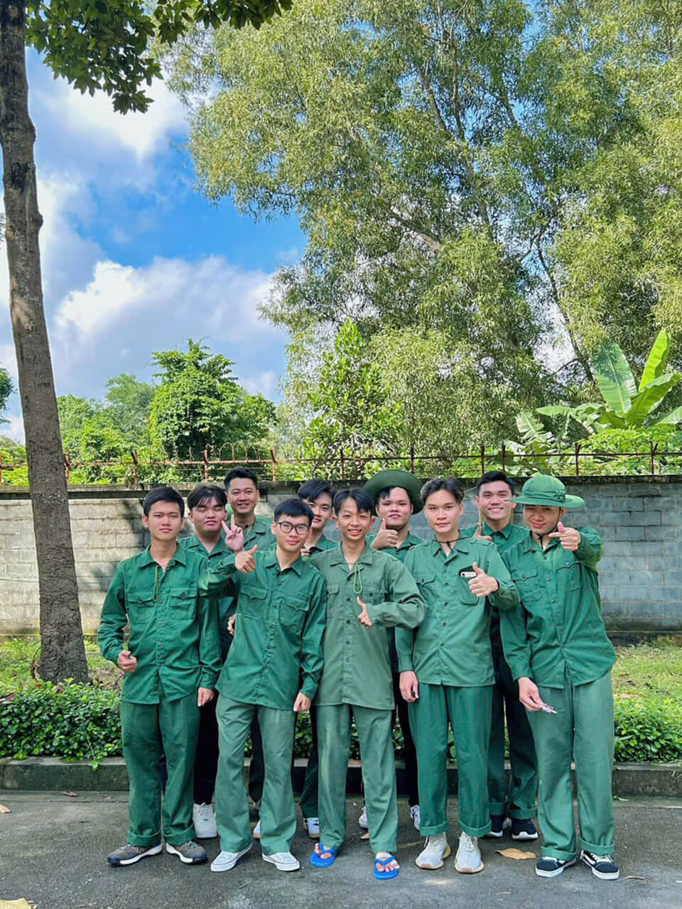 Tranh thủ ghi lại những hình ảnh của học kỳ quân sự đáng nhớ của các bạn nam CBK Tranh thủ ghi lại những hình ảnh của học kỳ quân sự đáng nhớ của các bạn nam CBK