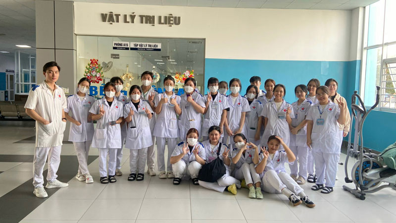 Đồng phục áo Blouse trắng của VX88 Esball - Top nhà cái uy tín Việt Nam 2025 thiết kế phù hợp với môi trường Y khoa