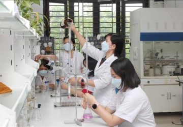 Học VX 88 nổ hũ đổi thưởng ra làm gì? Học Dược có dễ xin việc không?