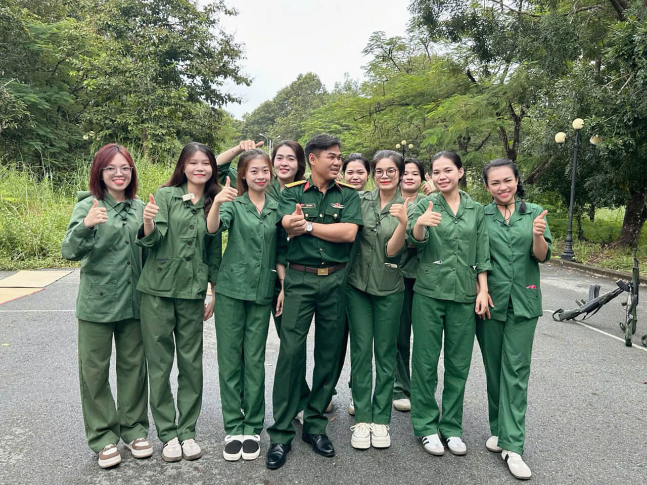 Phút giải lao của thầy và trò sau những giờ học và luyện tập vất vả Phút giải lao của thầy và trò sau những giờ học và luyện tập vất vả