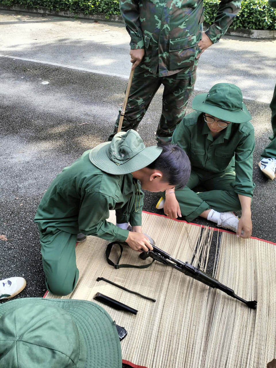 Các bạn K15 cùng nhau ở thao trường học tháo lắp súng Các bạn K15 cùng nhau ở thao trường học tháo lắp súng