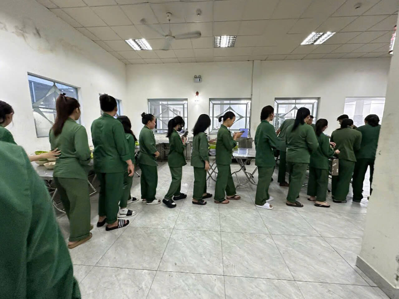 5h30 các bạn Khóa K15 CBK xếp theo hàng lối đi ăn sáng 5h30 các bạn Khóa K15 CBK xếp theo hàng lối đi ăn sáng