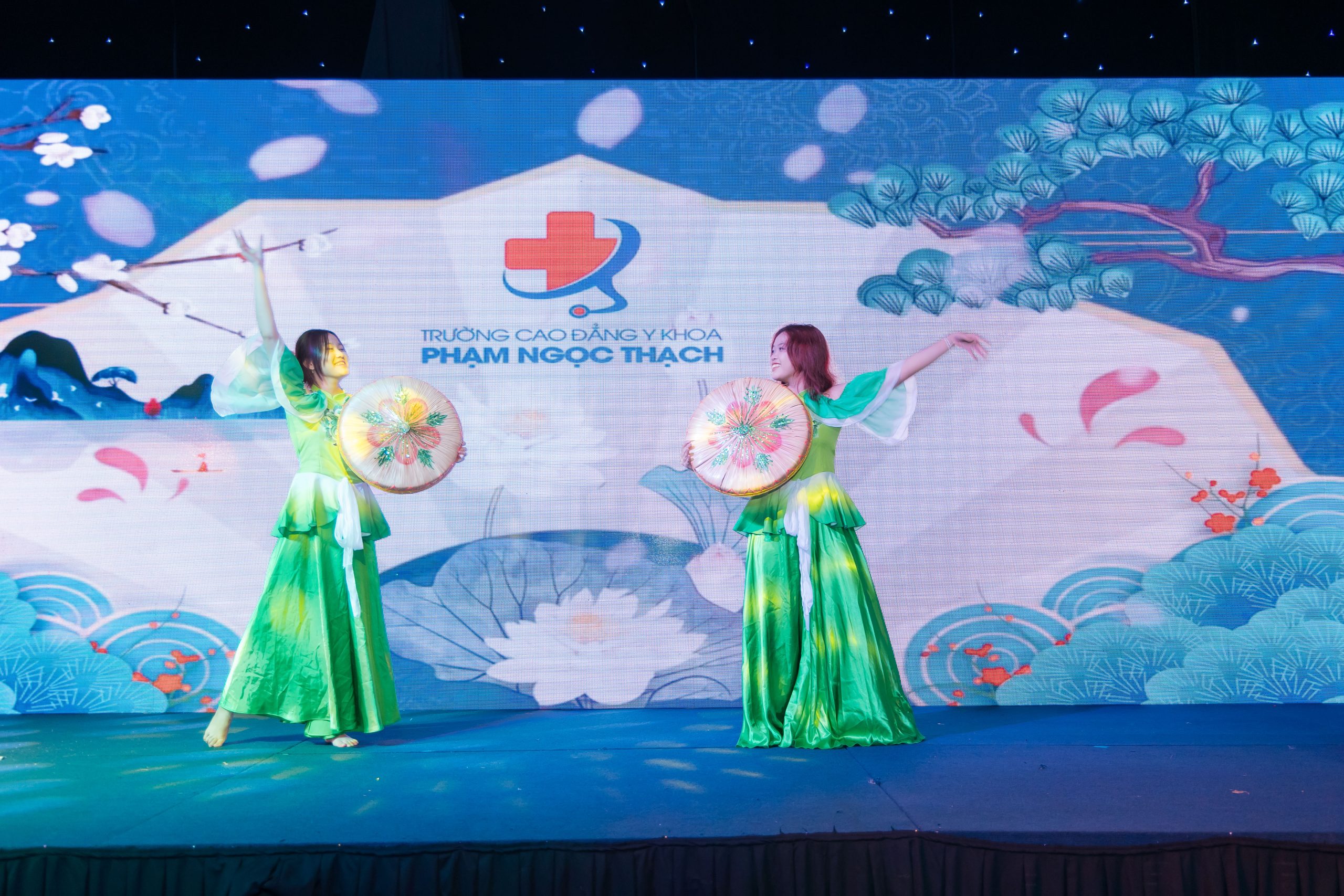 Hai bạn Hồng An và Bích Ngọc với bài múa dễ thương “Kén cá chọn canh + Theo em về nhà” Hai bạn Hồng An và Bích Ngọc với bài múa dễ thương “Kén cá chọn canh + Theo em về nhà”