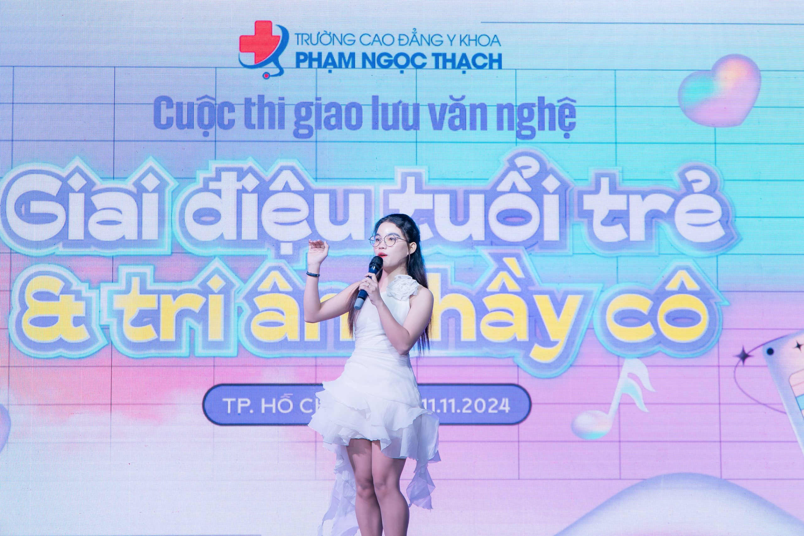 Bạn Đàng Nữ Hoàng Gia thể hiện ca khúc “Đi giữa trời rực rỡ” Bạn Đàng Nữ Hoàng Gia thể hiện ca khúc “Đi giữa trời rực rỡ”