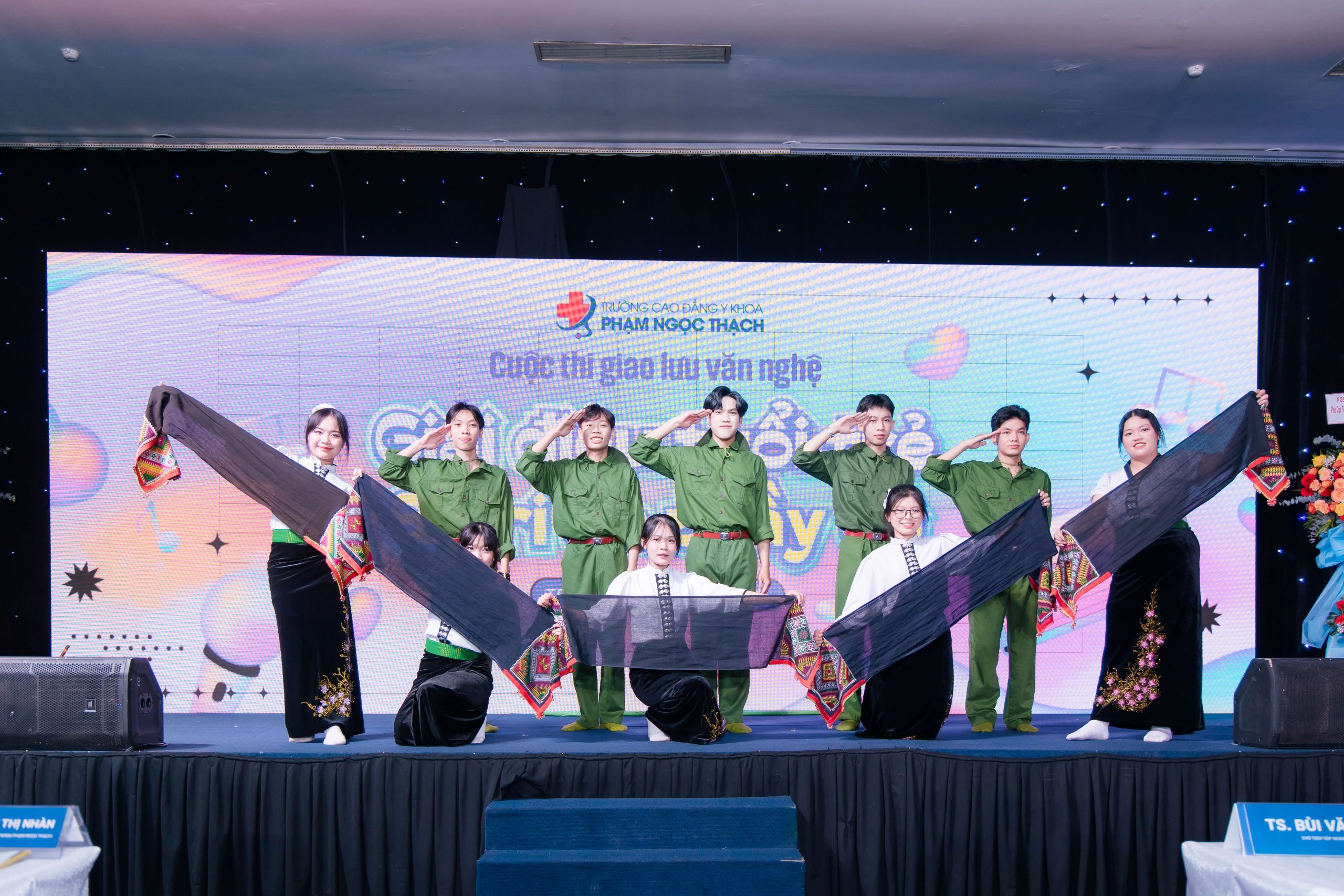 Tiết mục múa “Chiếc khăn Piêu” đầy cảm xúc của các bạn đến từ lớp Y sĩ đa khoa 16.1.3 Tiết mục múa “Chiếc khăn Piêu” đầy cảm xúc của các bạn đến từ lớp Y sĩ đa khoa 16.1.3