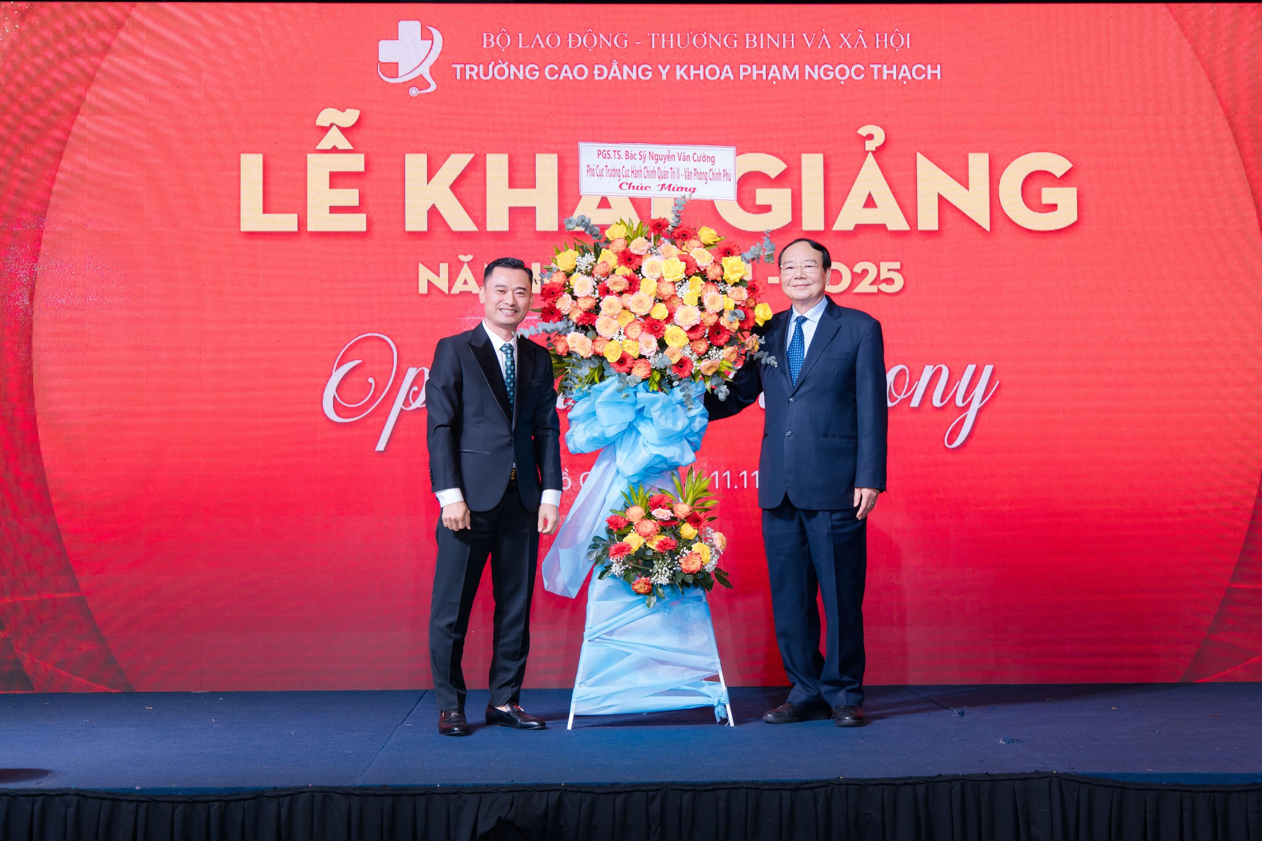 PGS. TS Link Trang Chủ Nhà Cái VX88.COM Tải App +100K Nguyễn Văn Cường tặng hoa chúc mừng tới ban lãnh đạo VX88 Esball - Top nhà cái uy tín Việt Nam 2025