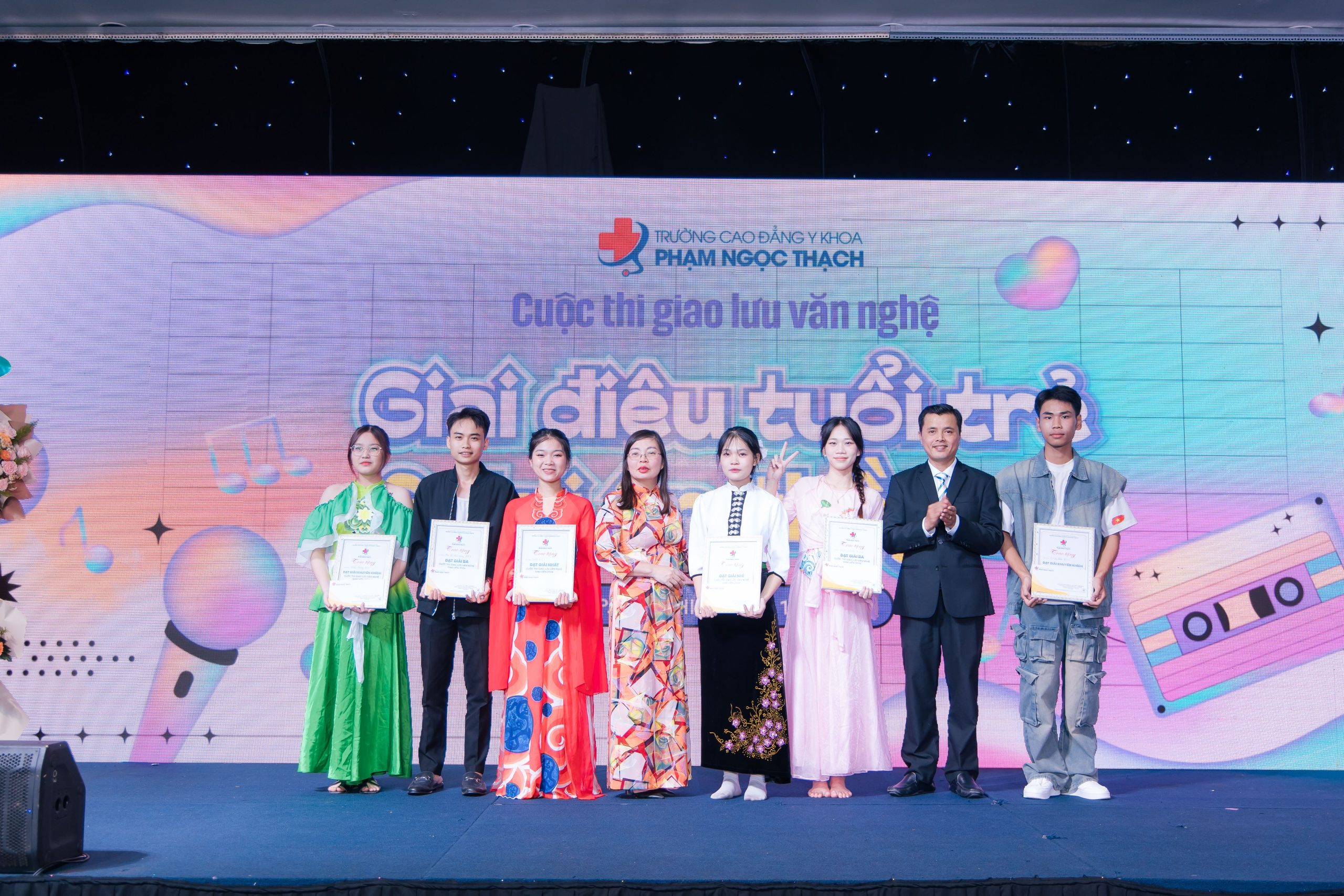 Đại diện Nhà trường trao giải và khen thưởng cho các tập thể Đại diện nhà trường trao giải và khen thưởng cho các tập thể