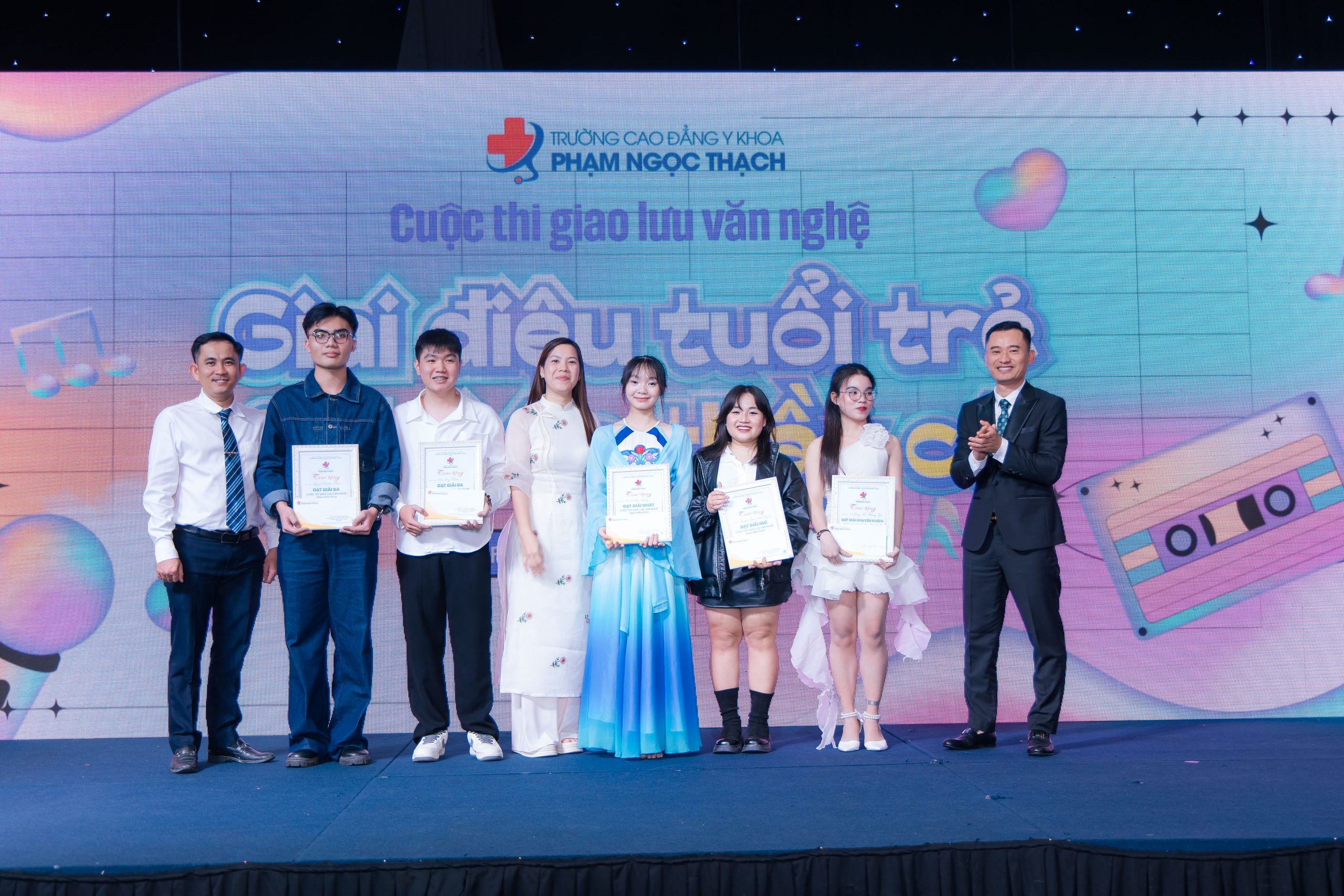 Đại diện Nhà trường trao giải và khen thưởng cho các cá nhân Đại diện nhà trường trao giải và khen thưởng cho các cá nhân