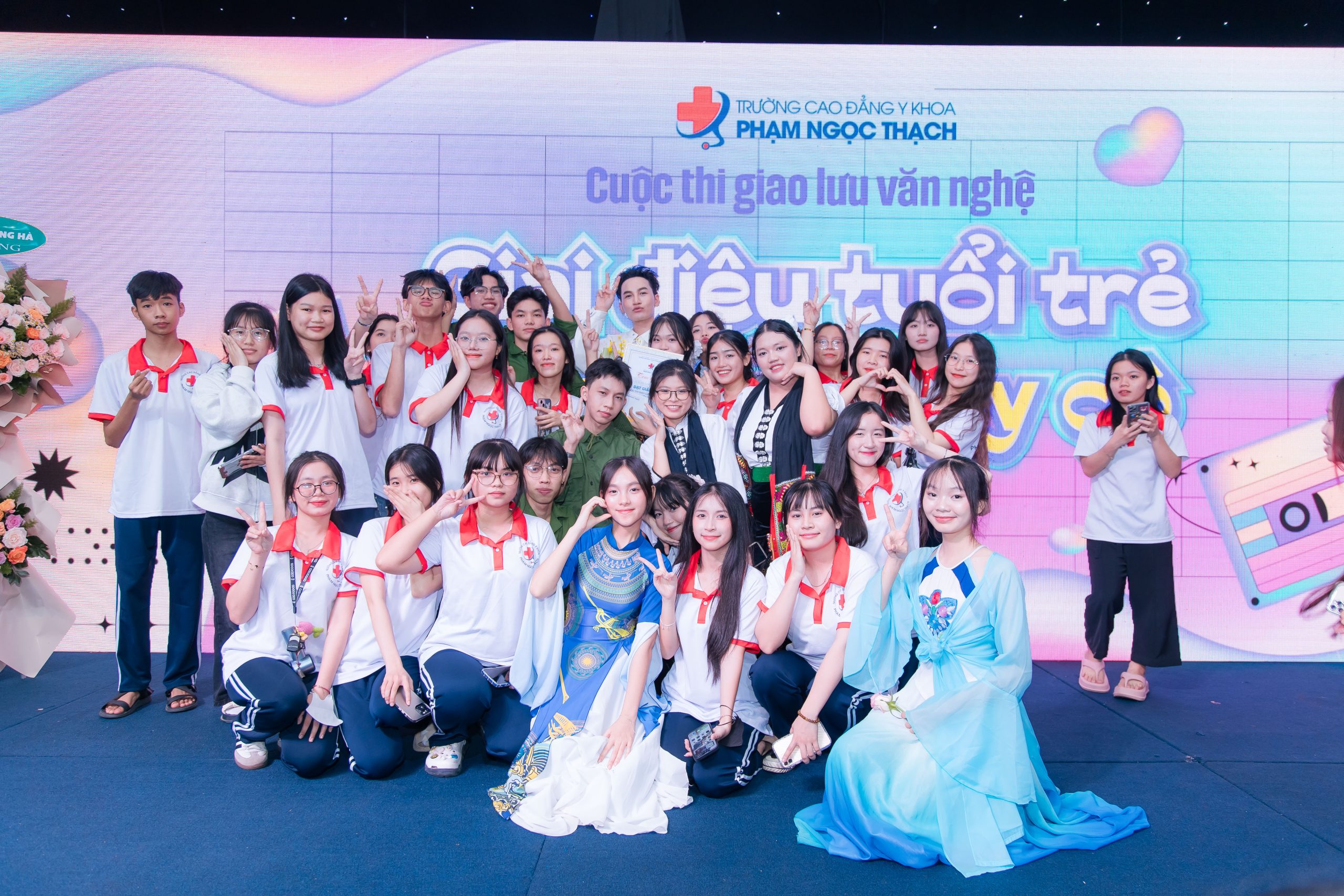 Thành viên các tiết mục cùng chụp ảnh kỷ niệm ngày Nhà giáo Việt Nam 20/11/2024 Thành viên các tiết mục cùng chụp ảnh kỷ niệm ngày Nhà giáo Việt Nam 20/11/2024