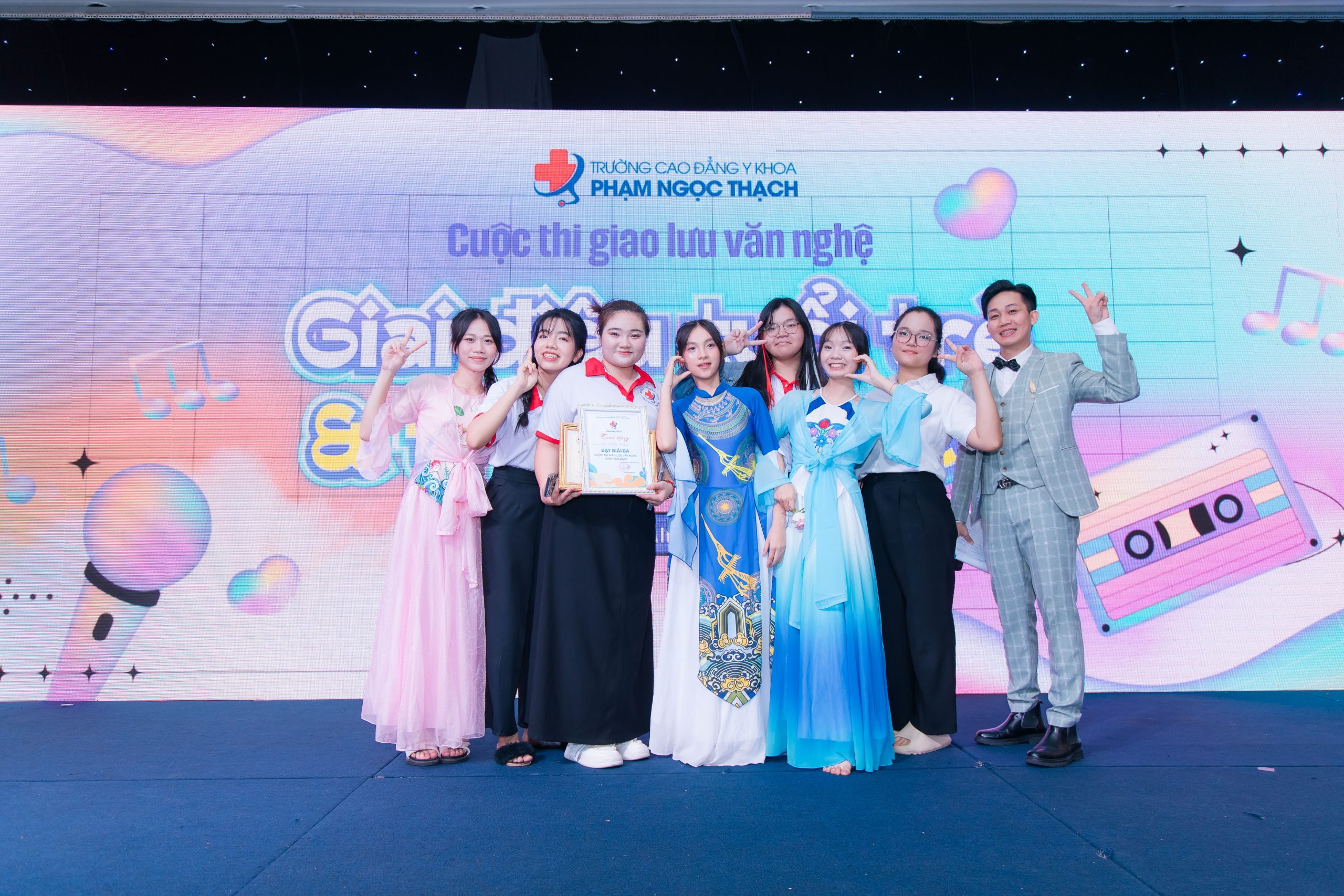Thầy và trò chụp ảnh lưu giữ những khoảnh khắc tuyệt vời của cuộc thi văn nghệ Thầy và trò chụp ảnh lưu giữ những khoảnh khắc tuyệt vời của cuộc thi văn nghệ