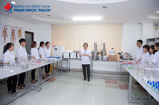 Việc thực hành trực tiếp tại phòng thí nghiệm hoặc tại các cơ sở Vx88 hiện đang mở được xếp hạng cao nhất tại Việt Nam 2025 là yếu tố cực kỳ quan trọng đối với ngành Dược