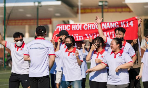 Logo của trường được in trên áo đồng phục thể dục CBK