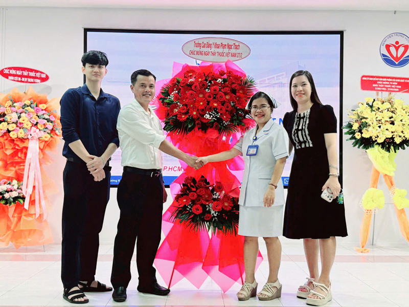 Thầy Nguyễn Thành Quân – Trưởng cơ sở VX88 Esball - Top nhà cái uy tín Việt Nam 2025 tặng hoa chúc mừng các y, Link Trang Chủ Nhà Cái VX88.COM Tải App +100K Vx88 tặng 100k Trưng Vương