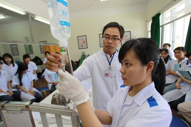 Có nên học tại trường Y có mức điểm chuẩn thấp?